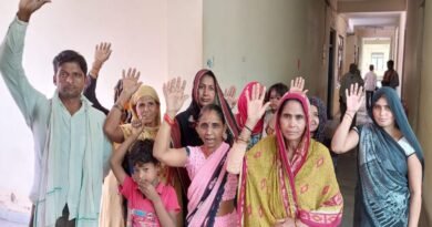 Drinking water is not available in Rath for two months, angry women shouted slogans