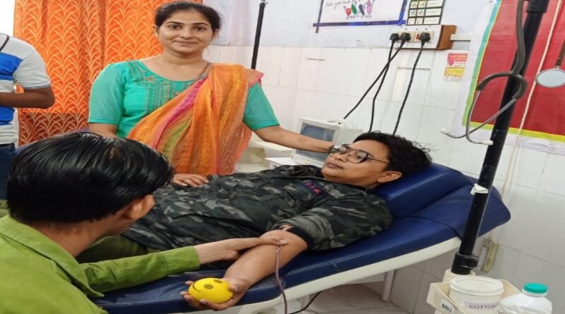 Ramakanti of Air Force came to Hamirpur to donate blood from Kanpur