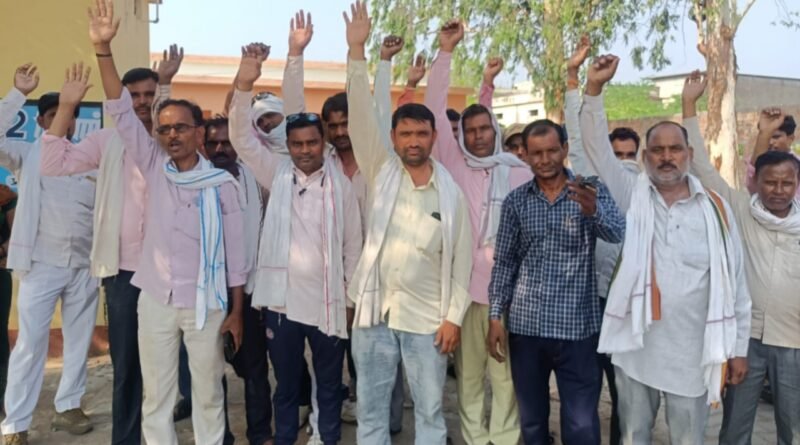 Safai Karamcharis protested in Rath Block premises