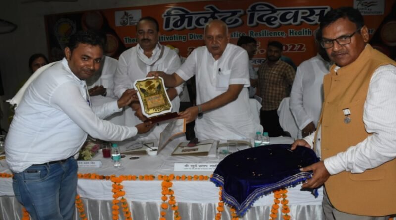 Union ministers honored Raghuveer Singh, a young farmer of Rath on Millet Day