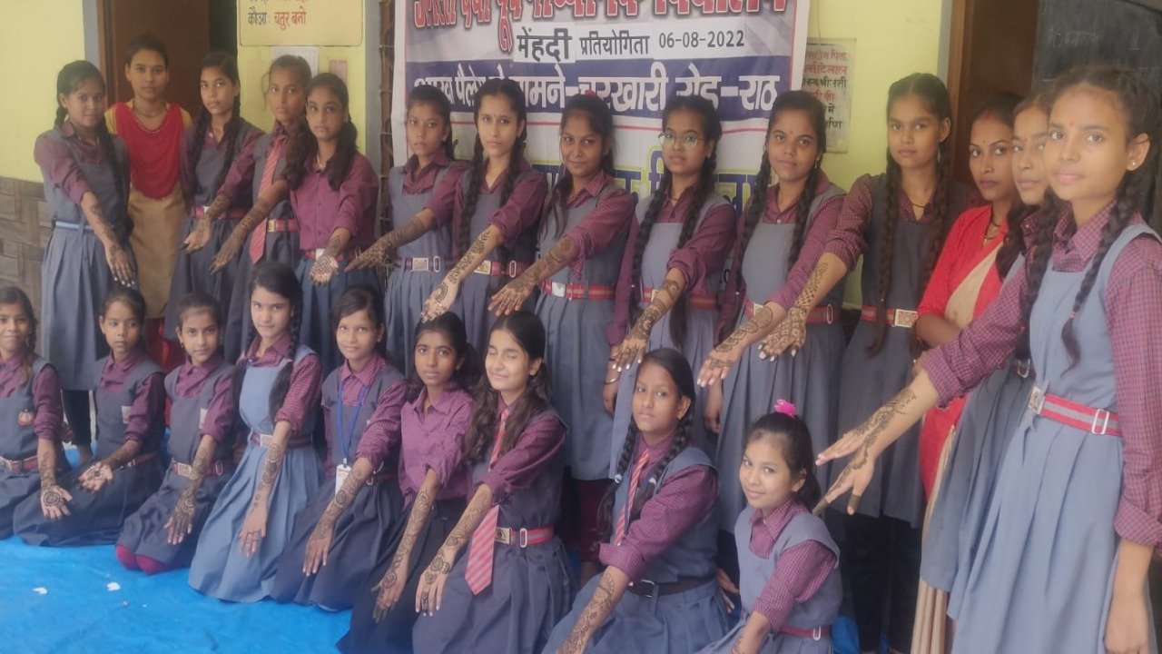 Samiksha and Priyanshi became the winner of henna competition in Urmila Devi Vidyalaya