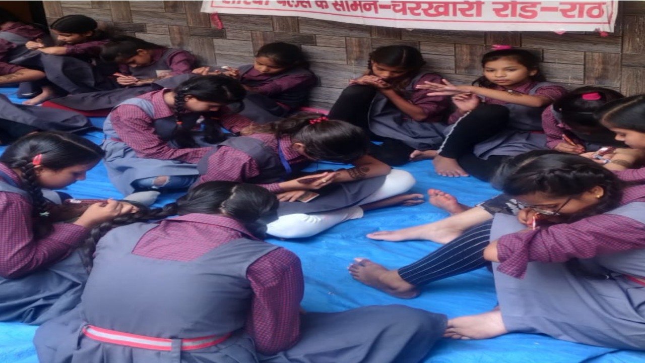 Samiksha and Priyanshi became the winner of henna competition in Urmila Devi Vidyalaya