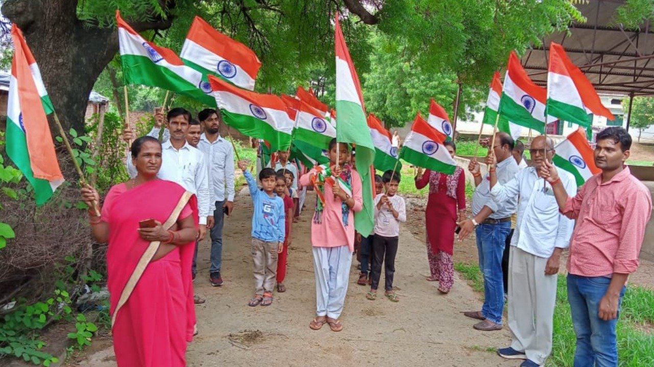 On the elixir of independence, the tricolor yatra was taken out under the tricolor campaign at every house.