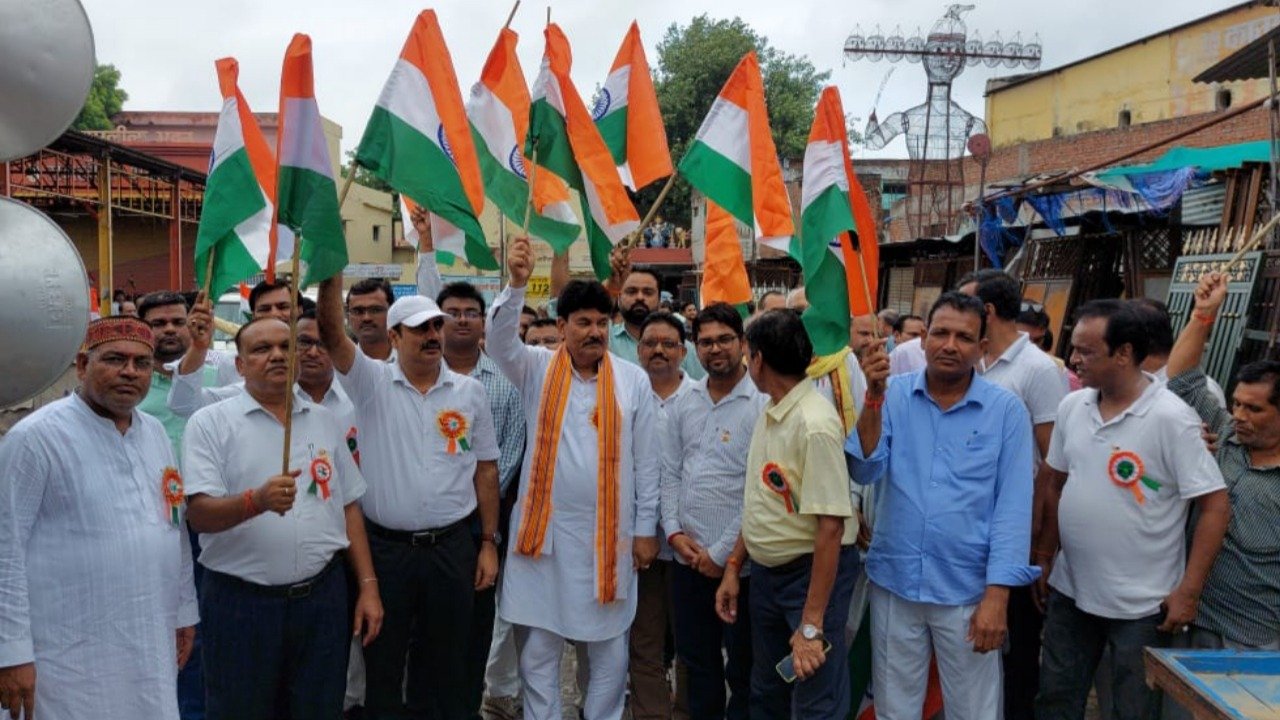 On the elixir of independence, the tricolor yatra was taken out under the tricolor campaign at every house.