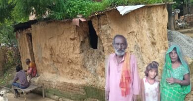 Bhumma Ahirwar, a resident of Barauli village of Hamirpur, is waiting for a house.
