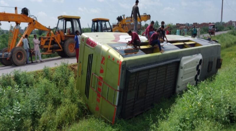 Private bus fell into the canal uncontrollably in Rath