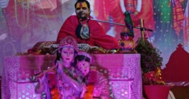 Acharya Gopesh ji Maharaj is narrating Shrimad Bhagwat story in Rath's Jalvihar fair