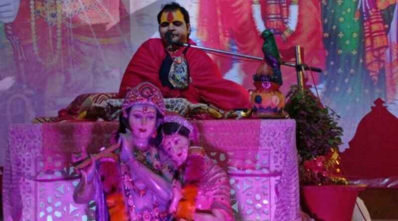 Acharya Gopesh ji Maharaj is narrating Shrimad Bhagwat story in Rath's Jalvihar fair