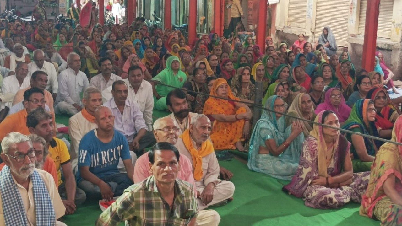 Acharya Gopesh ji Maharaj is narrating Shrimad Bhagwat story in Rath's Jalvihar fair