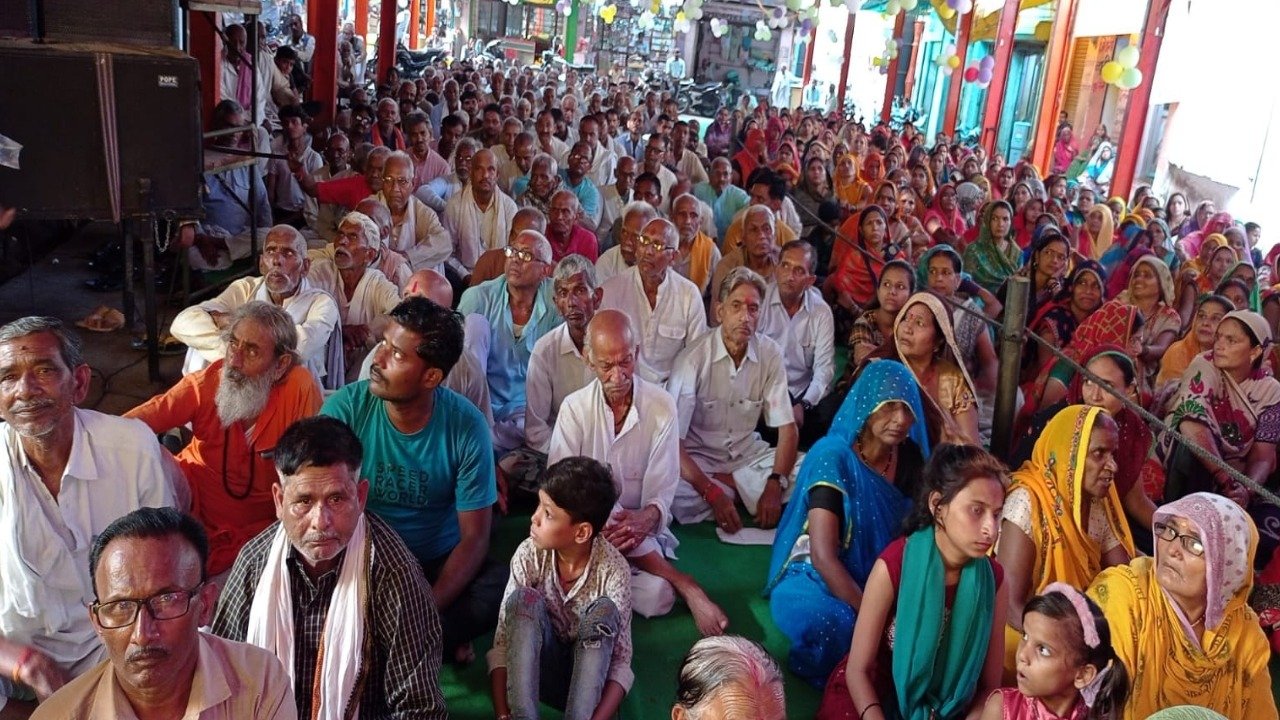 Child scholar Prabhu Priya Ramayanai narrated the story of Ram's birth on Rath's Jalvihar platform