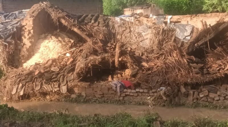 Two houses collapsed in the rath, ruined the household