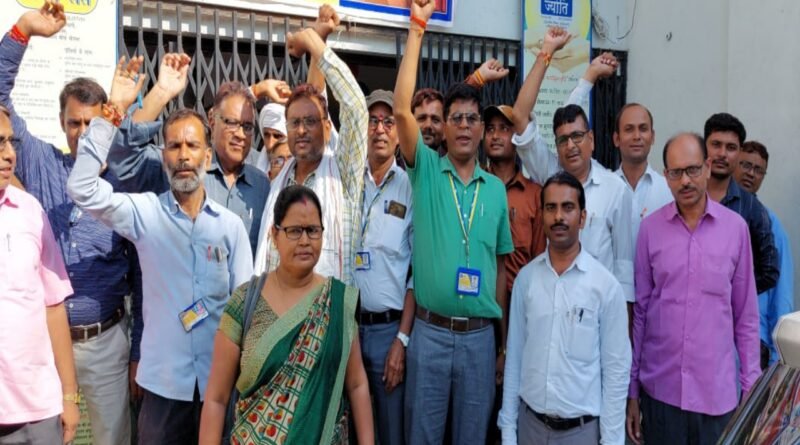 LIC agents demonstrated in support of their demands