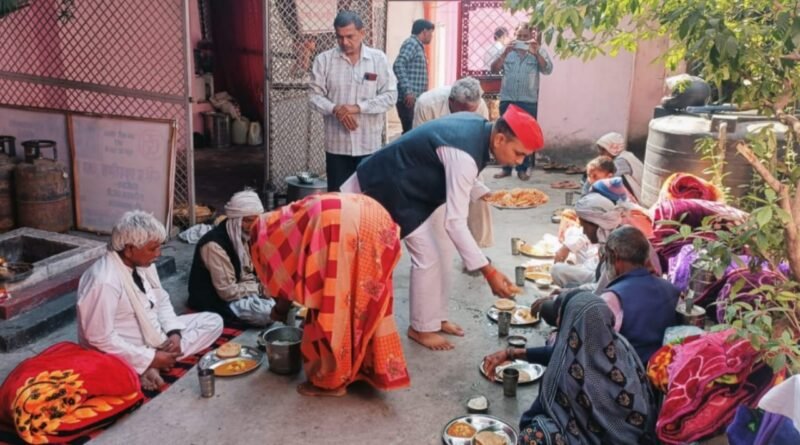 Provided food to the poor on the birth anniversary of Mulayam Singh, gave blankets to protect them from cold