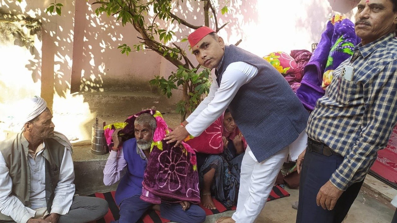 Provided food to the poor on the birth anniversary of Mulayam Singh, gave blankets to protect them from cold