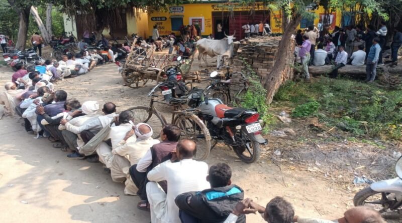 The crowd gathered for fertilizer, then the police took charge