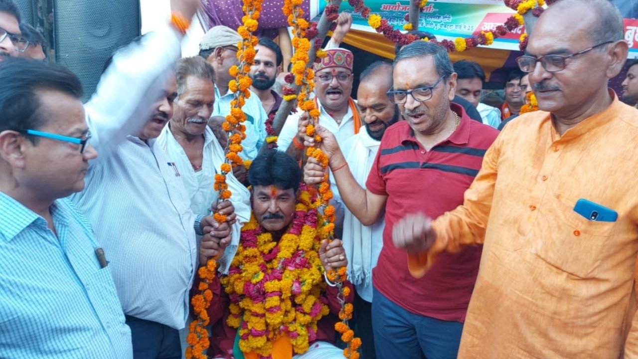 BJP candidate for the post of Rath Municipality President Srinivas Budhauliya Bablu Maharaj