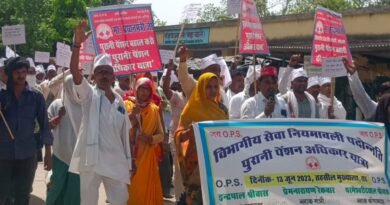 Safai Karamcharis demonstrated in support of their demands