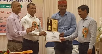 Teacher Bhuvnesh Tiwari honored in Lucknow for excellent teaching work