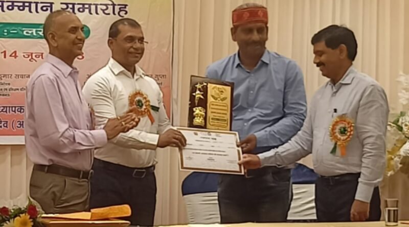 Teacher Bhuvnesh Tiwari honored in Lucknow for excellent teaching work