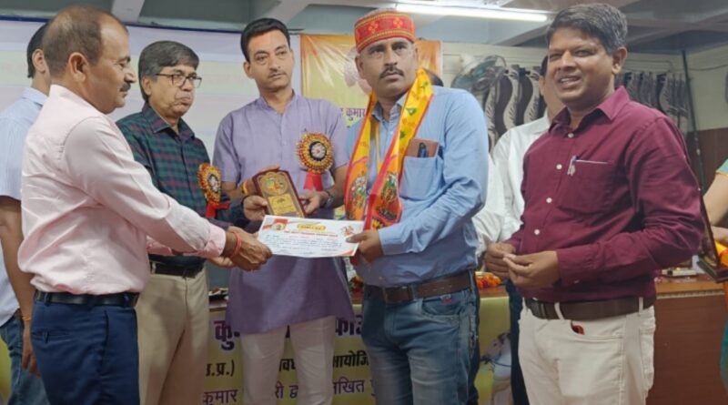 Rath's Bhuvnesh Tiwari received the Best Teacher Award