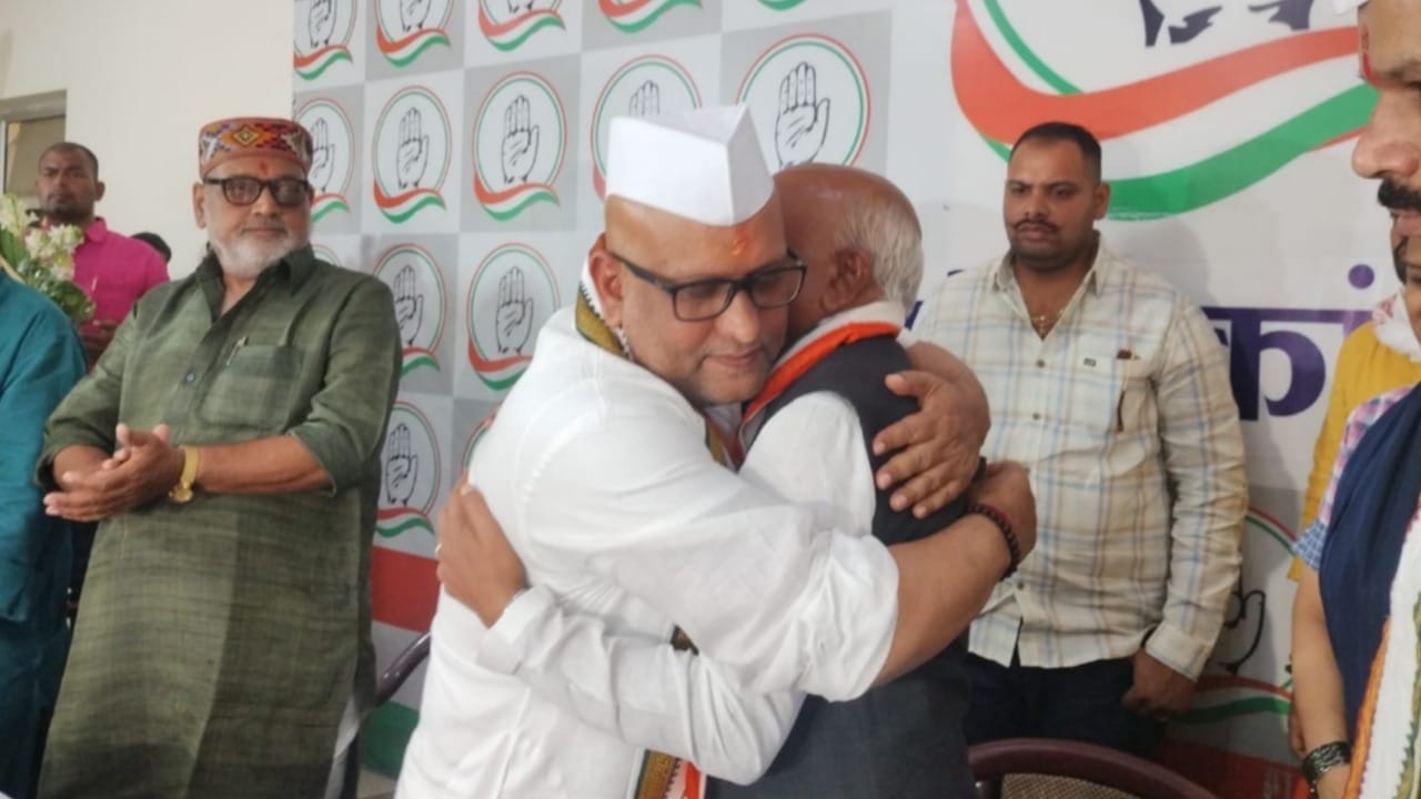 Gayadeen Anuragi left SP and joined Congress