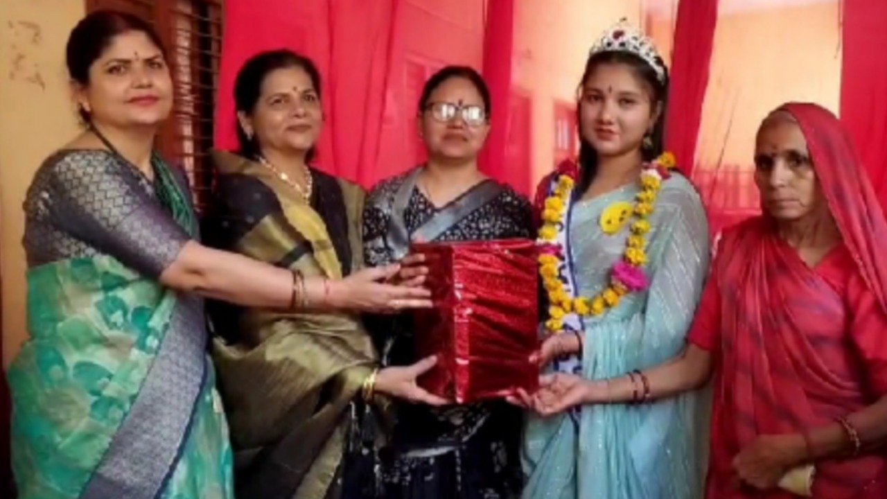 Gitanjali Tripathi became the winner of Miss Maa Sharda Quiz