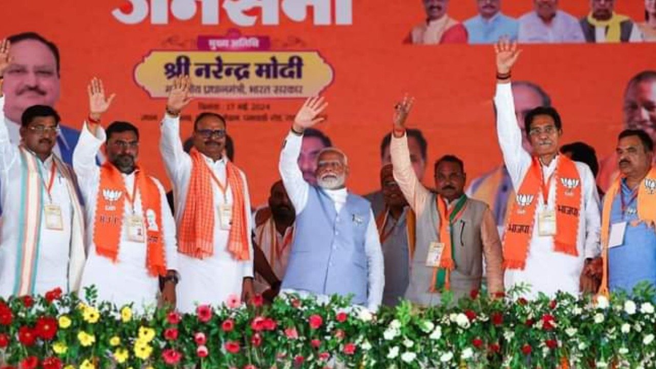 Prime Minister Narendra Modi held a public meeting in Rath Hamirpur Mahoba in support of the BJP candidate