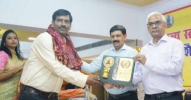 Teacher Bhuvnesh Tiwari of Rath honored in state level Nipun workshop