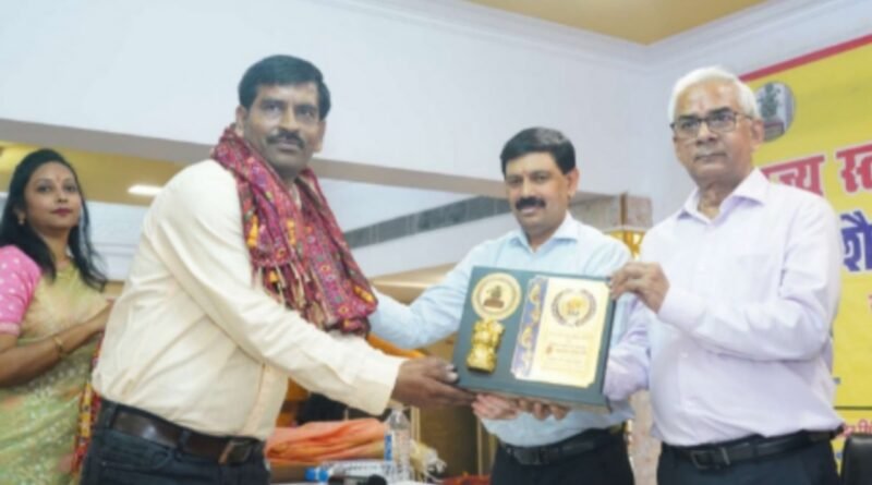 Teacher Bhuvnesh Tiwari of Rath honored in state level Nipun workshop