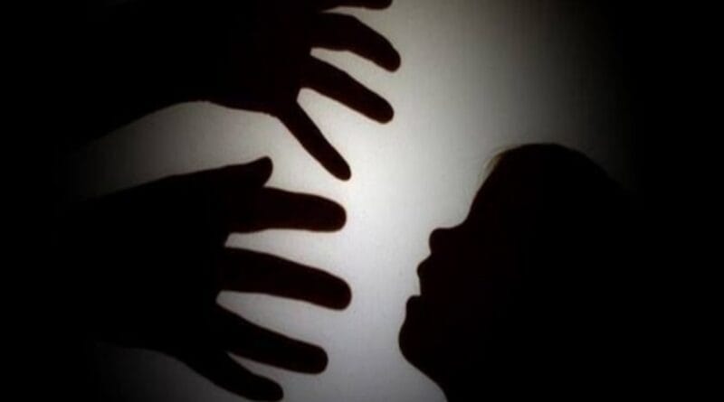 Neighboring youth raped a minor girl, family members caught him on the spot