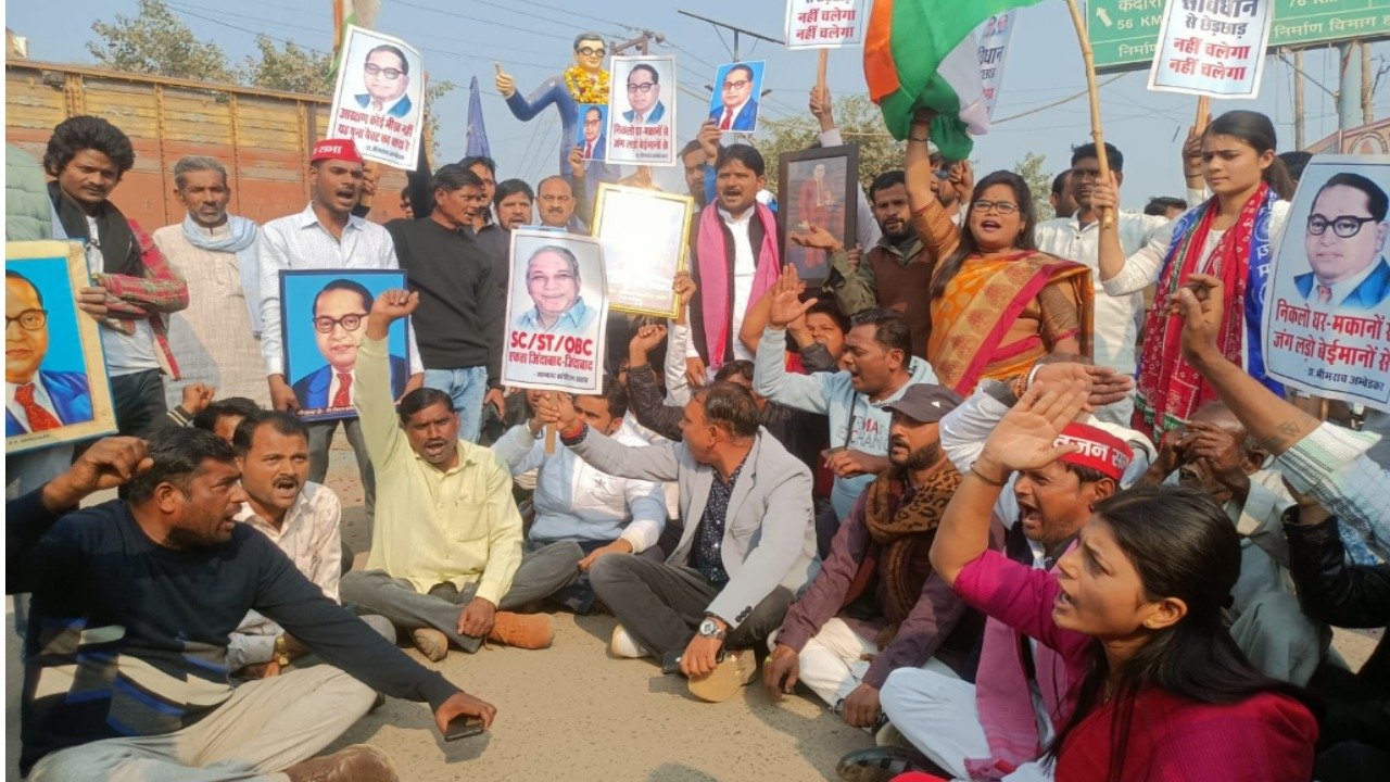 In Rath, Samajwadi Party workers staged a strong protest against Home Minister Amit Shah