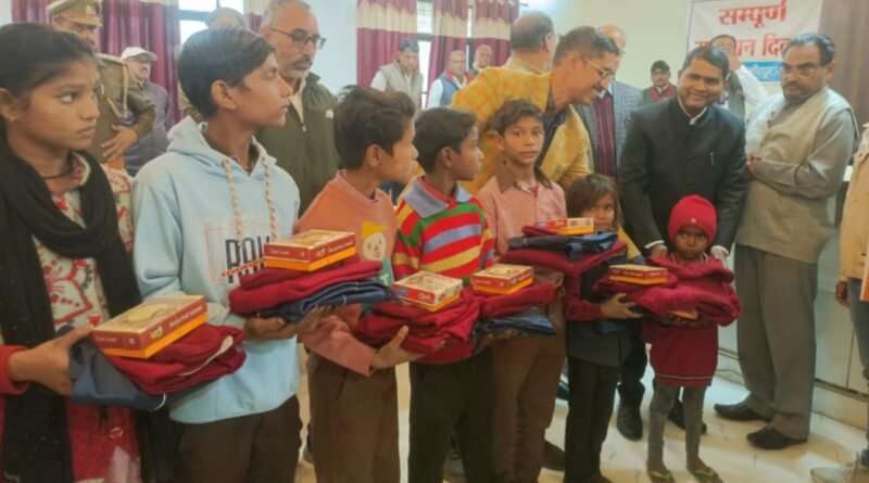 Rath SDM provided warm clothes and food to destitute children