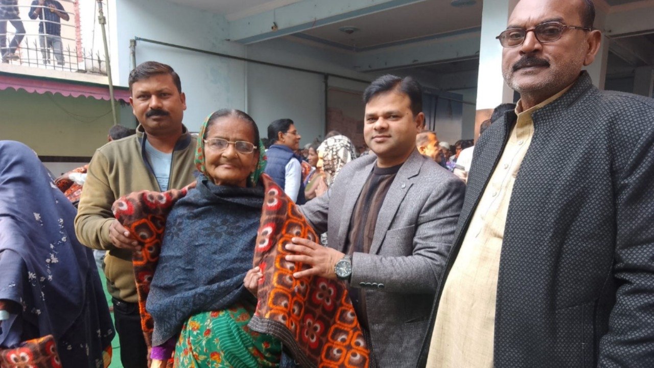 Uttar Pradesh Industry Trade Board distributed blankets to 12 hundred needy people