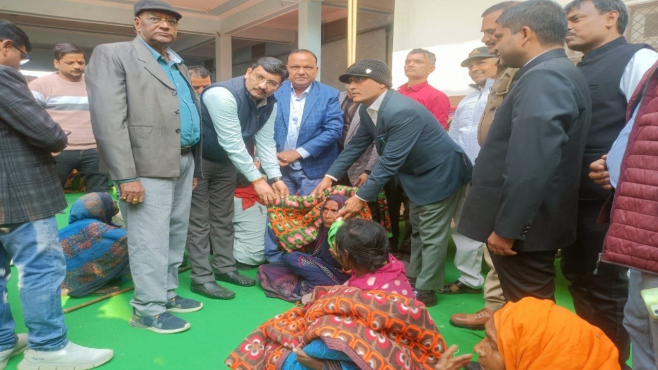 Uttar Pradesh Industry Trade Board distributed blankets to 12 hundred needy people