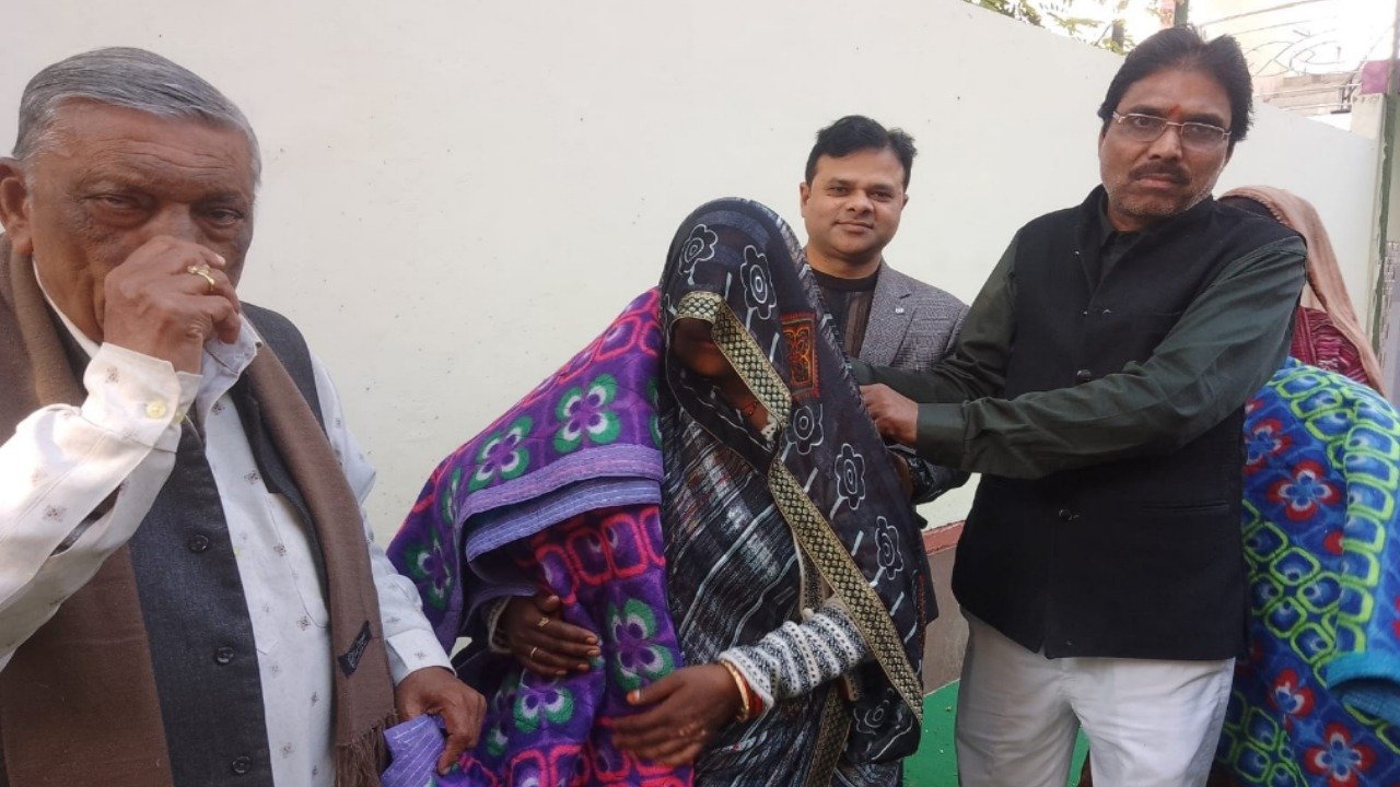 Uttar Pradesh Industry Trade Board distributed blankets to 12 hundred needy people