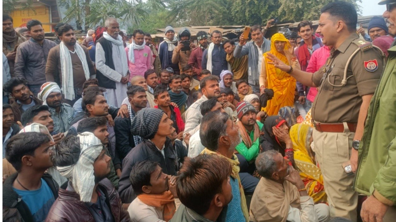 When farmers sat on the road for fertilizer in Rath, there was a jam on the road