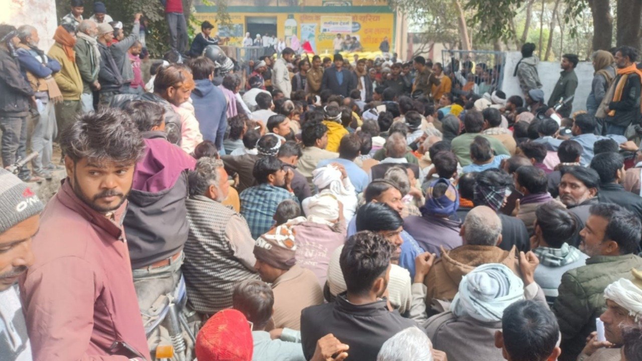 When farmers sat on the road for fertilizer in Rath, there was a jam on the road