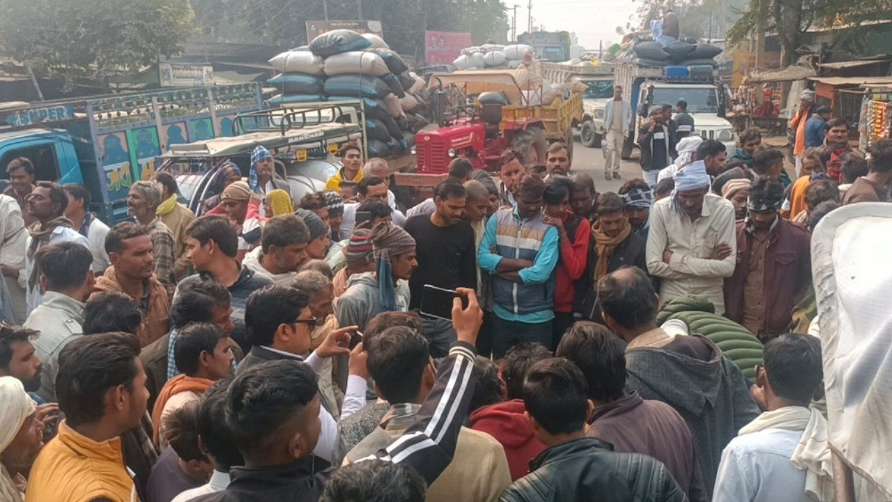 When farmers sat on the road for fertilizer in Rath, there was a jam on the road