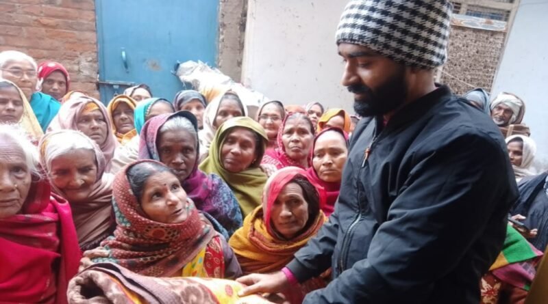 Blankets given to three hundred poor people shivering in cold