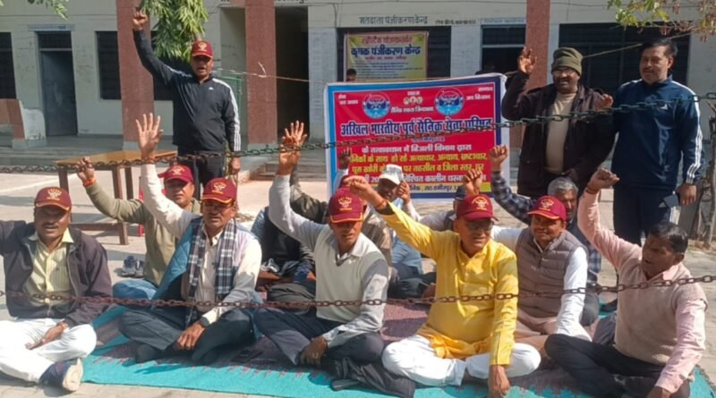 Ex-servicemen sit on dharna against SDO in Rath