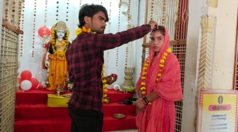 A girlfriend from Delhi married her boyfriend at the Chaupra temple in Rath