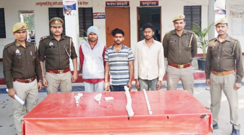 Rath News: Police caught three youths standing with pistols in the hope of looting