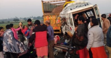 Hamirpur News: A bus full of Maha Kumbh pilgrims collided with a truck, two devotees died, 11 pilgrims were injured