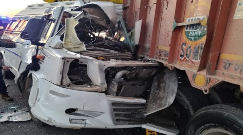 Hamirpur News: A bus full of Maha Kumbh pilgrims collided with a truck, two devotees died, 11 pilgrims were injured