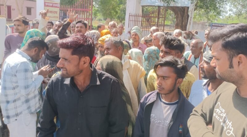 Hamirpur News: Villagers got angry due to robbery of two people, created ruckus at the police station