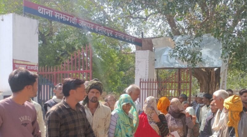 In Rath, miscreants looted two people, snatched mobile and money