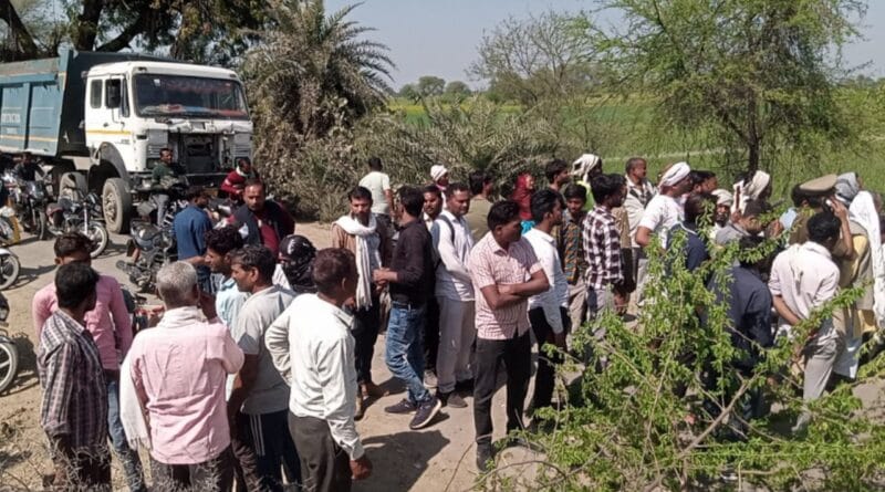 Hamirpur News: Farmers blocked the road, crops are drying due to lack of sufficient water in the canal