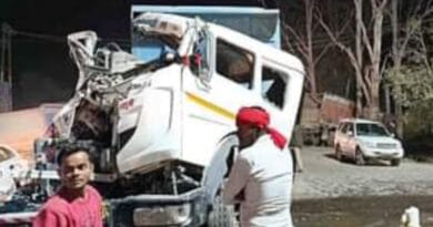 uttar pradesh kanpur hamirpur, dumper and truck collide on highway two dead one critical