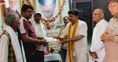 On the birth anniversary of Sher-e-Bundelkhand Rajnarayan Budhaulia, financial assistance of Rs 71 thousand was given to a cancer patient