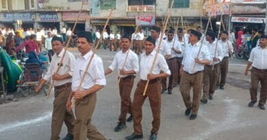 Hamirpur: Volunteers of the Rashtriya Swayamsevak Sangh took out a procession in full uniform with slogans